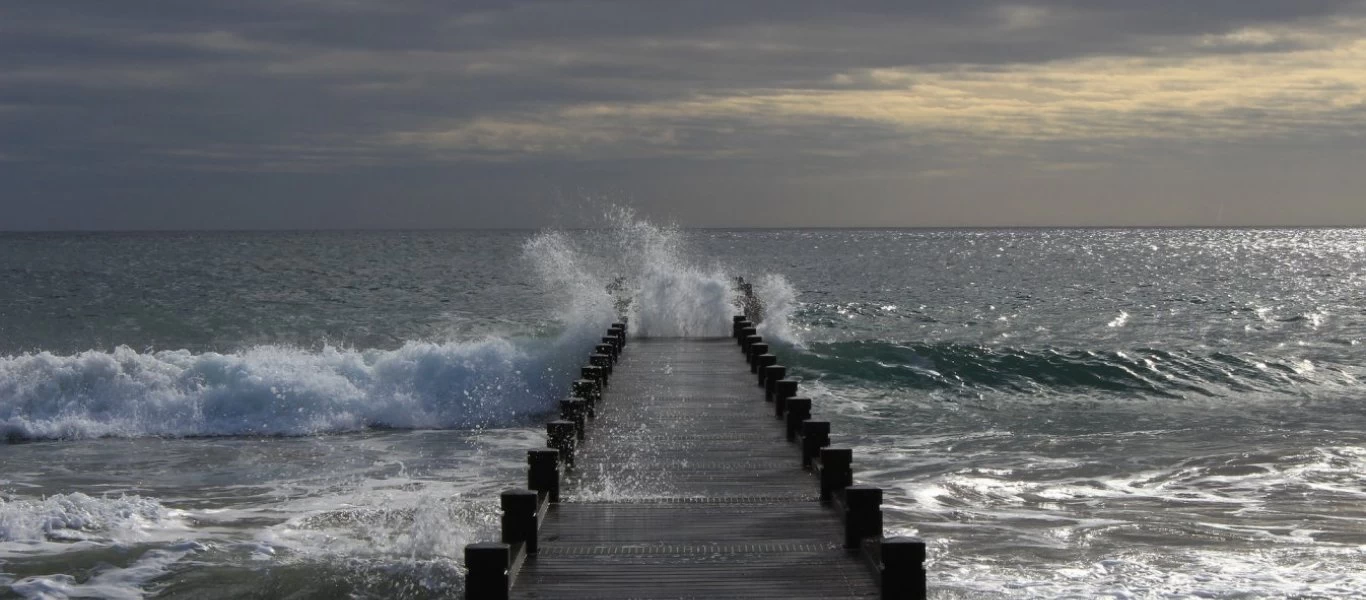 «Cappuccino coast»: Το φαινόμενο που έκανε παραλία της Ιθάκης να γεμίσει... αφρούς (βίντεο)